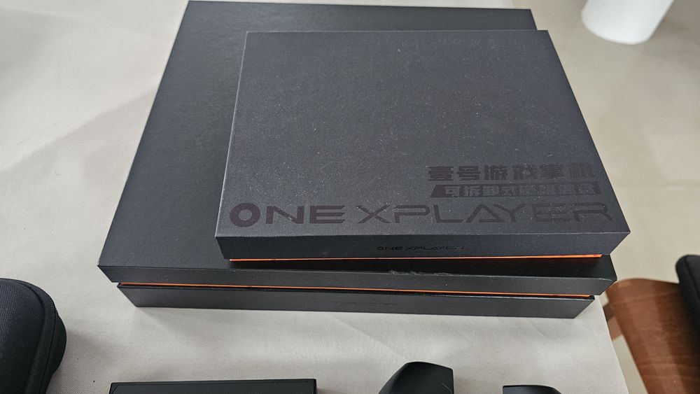 One X Player 2 pro - 8840u - 32GB - 2TB + Akcesoria