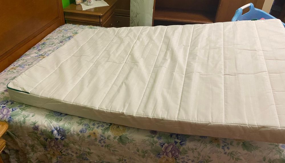 Cama extensível com estrado, ripas e colchão