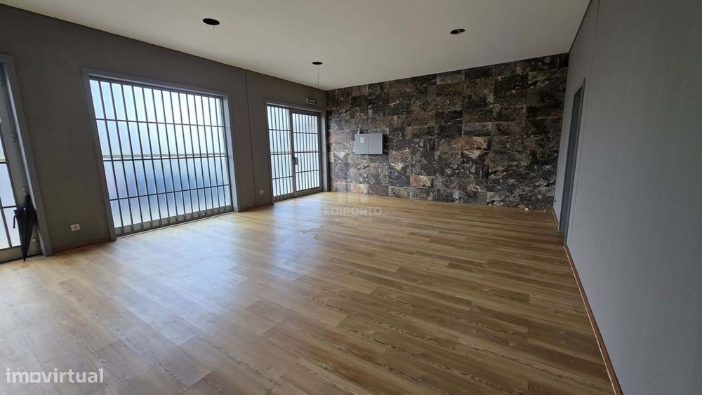 Loja com 103m2 com uma frente muito luminosa a 300m do metro na  Senho