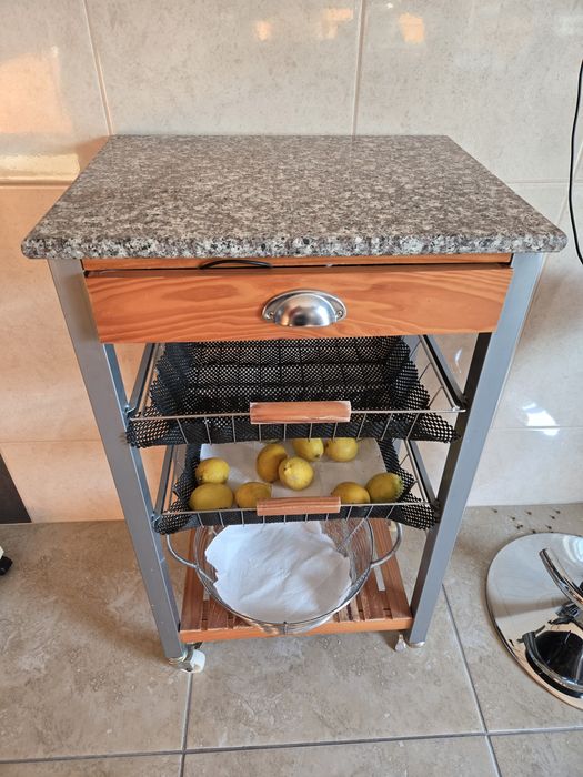 Carrinho de Cozinha com Tampo em Pedra – Muito Estimado