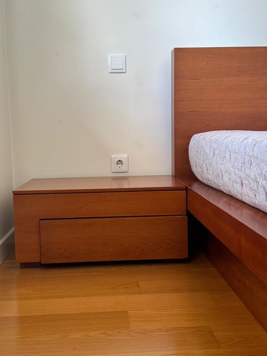Cama de casal c/mesinhas