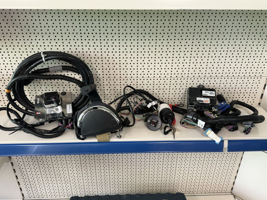 manetka elektroniczna Mercury z  wizaką do silnika