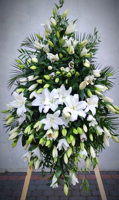 Wieniec pogrzebowy z żywych sztucznych kwiatów