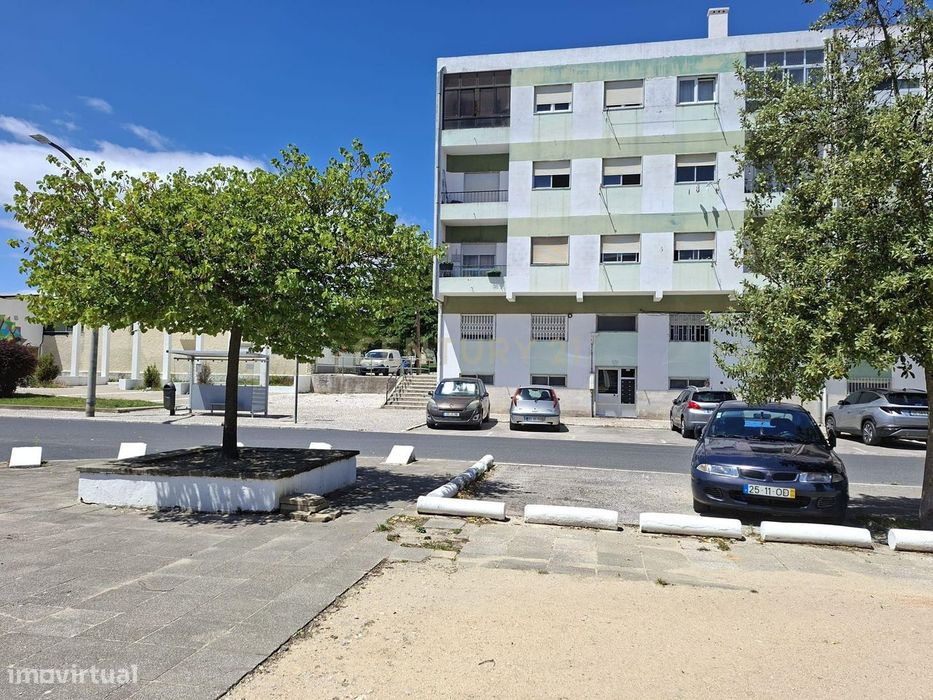T2, 2º andar com excelentes áreas, no Vale da Amoreira.