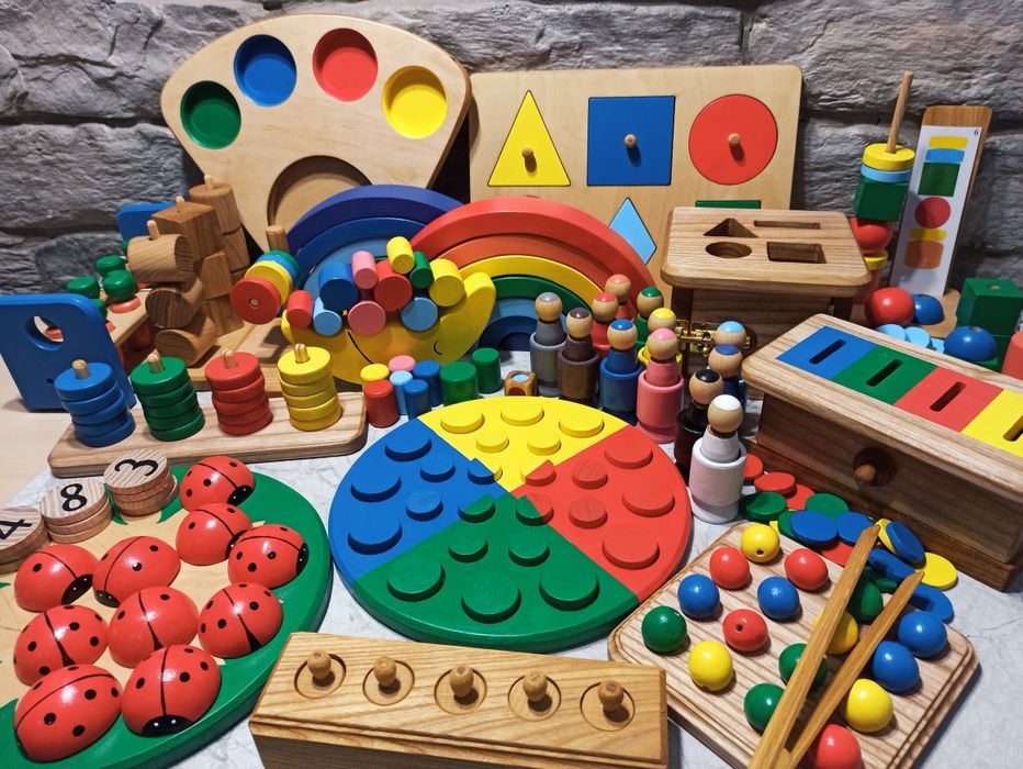 Іграшки Монтессорі для раннього розвитку