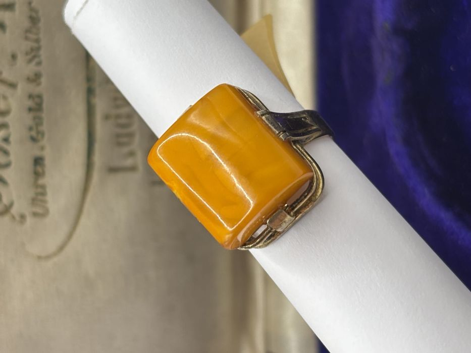 Pierścionek z bursztynem 0238