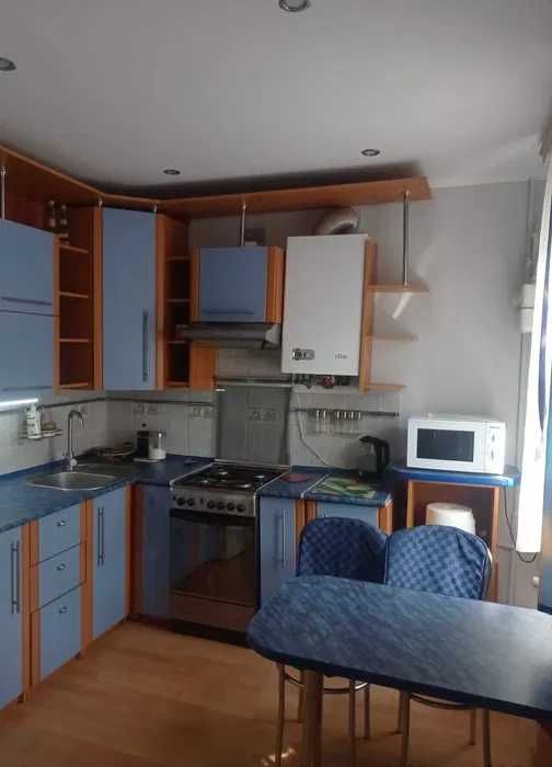 3к квартира в центрі по вул. Довга і/о