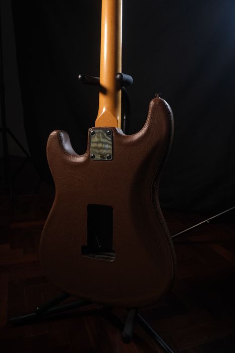 Stratocaster Custom Frankenstein Revestida em Cabedal – Fenix Vintage + 3x Seymour Duncan + Hardcase