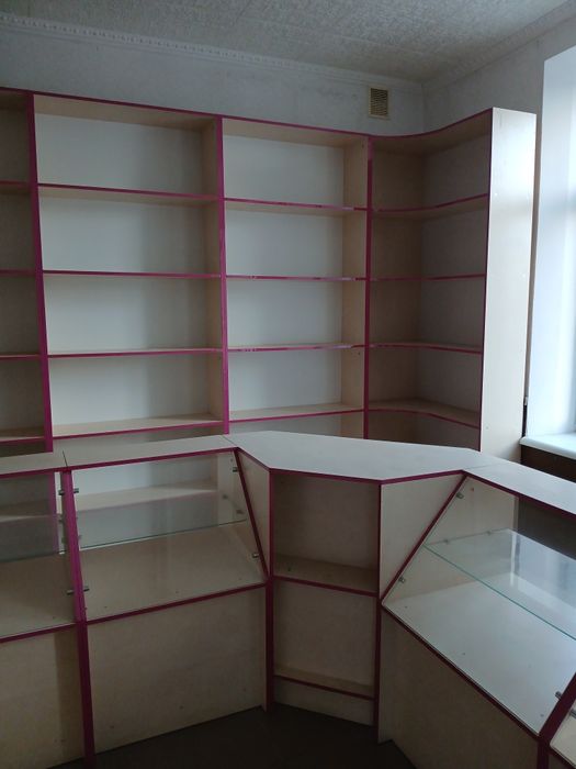 Прилавки, вітрини, стелажі