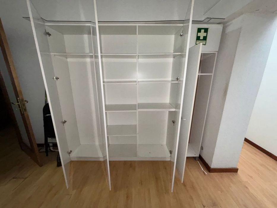 Armário branco portas