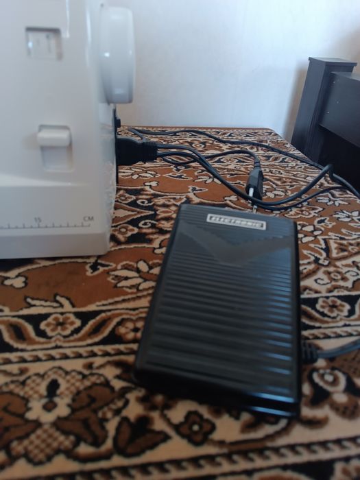 Продаю швейную машину.