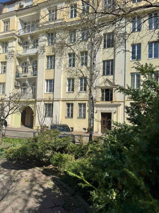 Продаж просторої квартири в центрі по вул Івана Франка