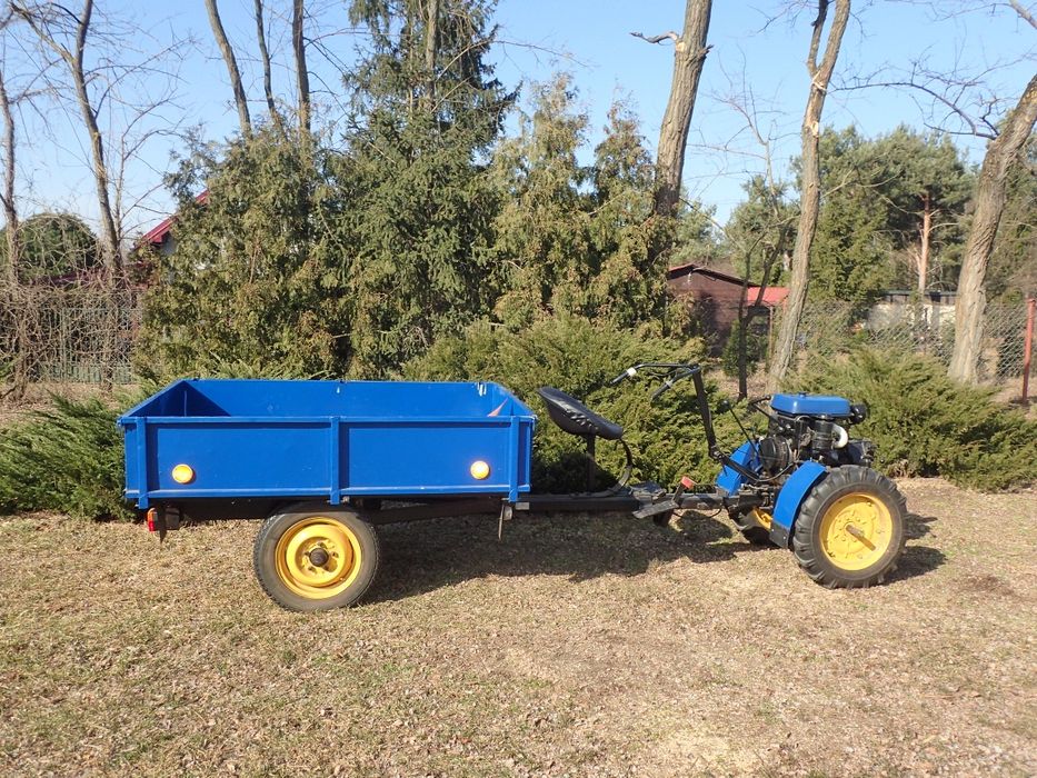 Ciągnik Mesko RJS-1 z przyczepą i osprzętem