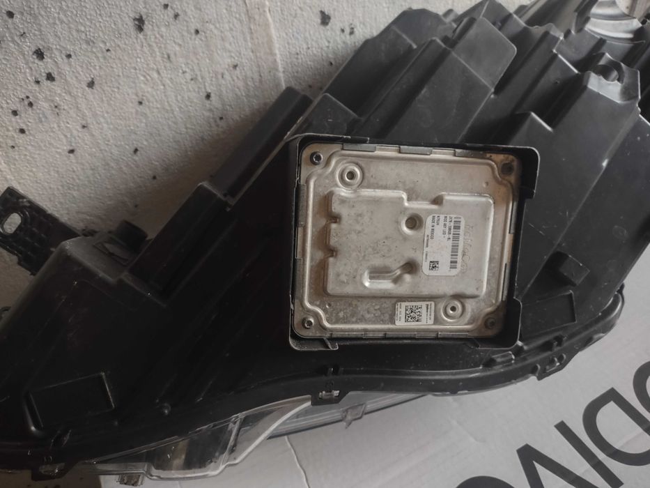 Sprzedam lampe przednia prawa do Ford Kuga
