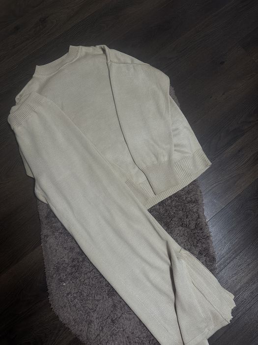 Стильний утеплений костюм