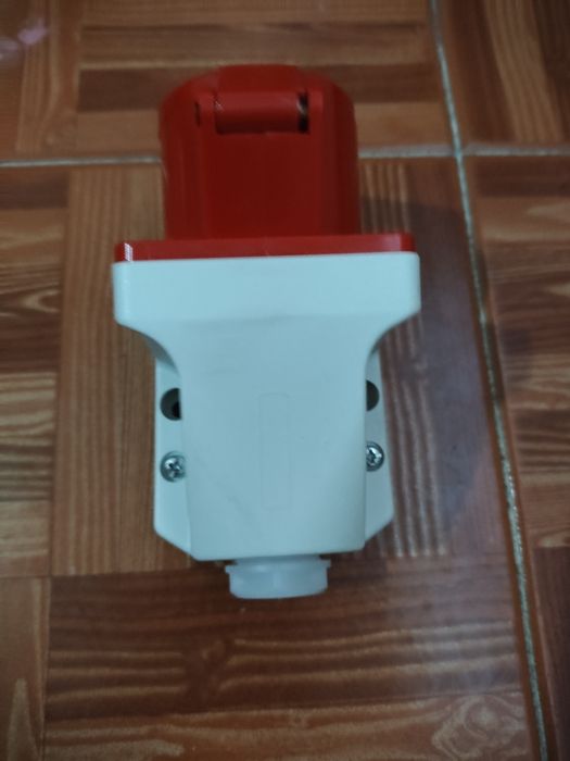 Tomada CEE trifásica 16A 3P+T