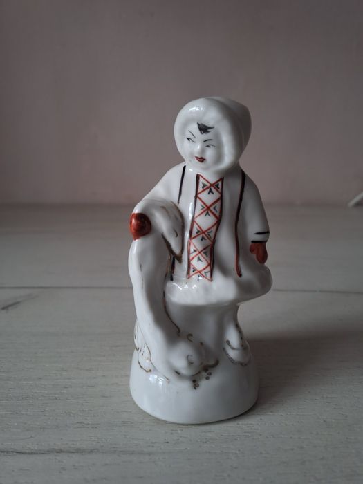 Продам фарфоровую статуэтку