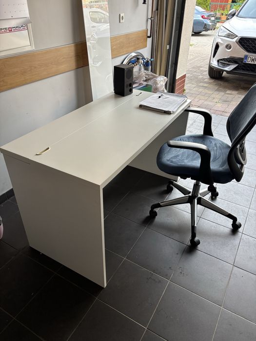 biurko Ikea besta + krzesło obrotowe granatowe Agata meble
