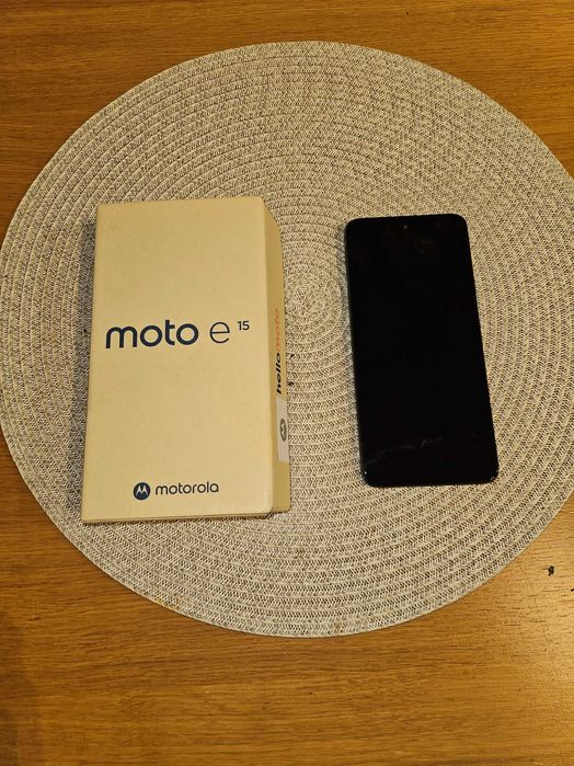 Telefon Motorola Moto e15 + etui