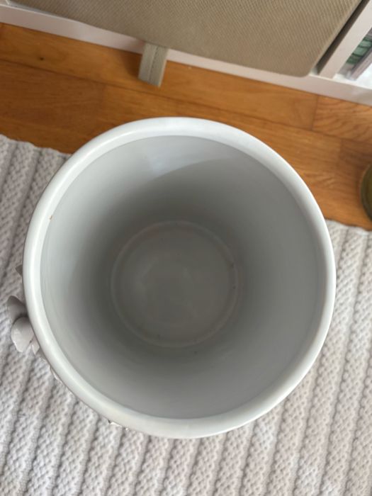 Vaso com detalhes florais