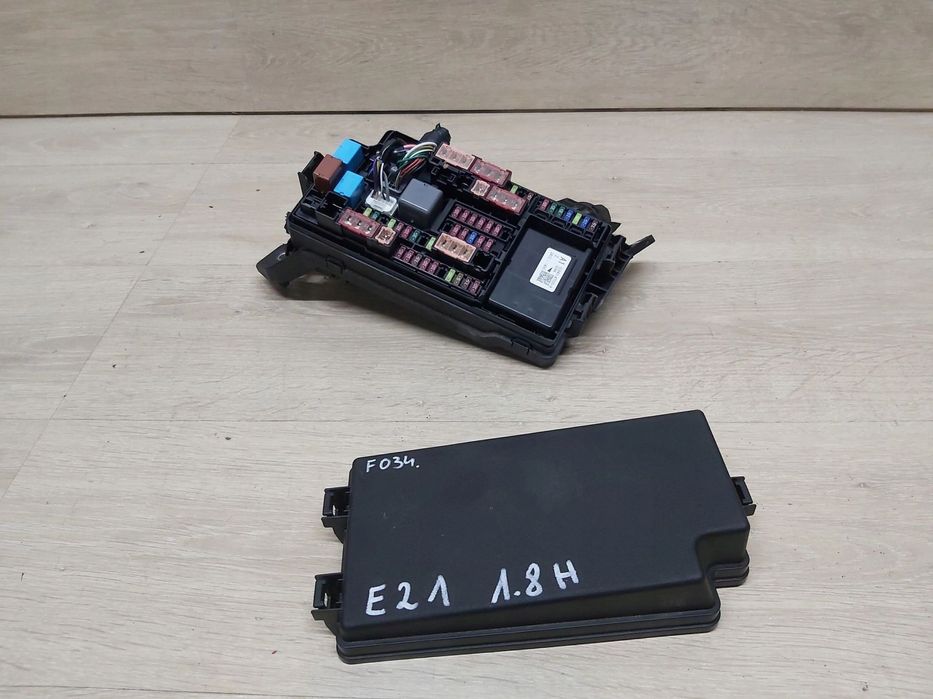 TOYOTA Corolla E21 puszka bezpieczników skrzynka obudowa 1,8 hybryda