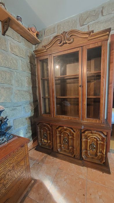 Cristaleira de madeira