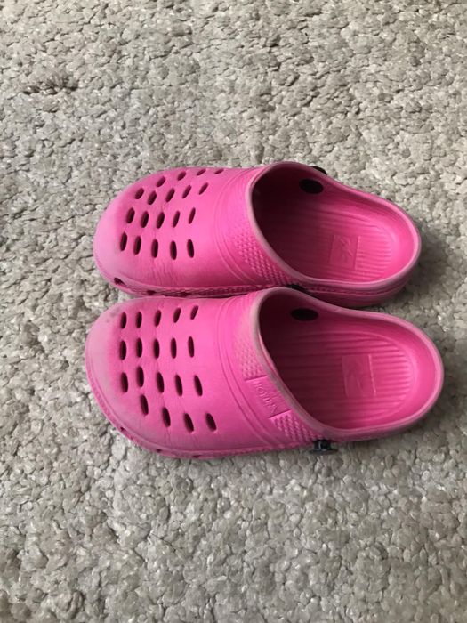 Крокси віддам 2 пари