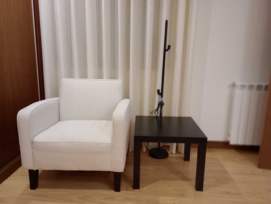 Conjunto: cadeirão, mesa de apoio e candeeiro