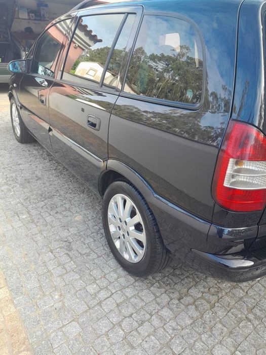 Opel Zafira 2.2 DTI 7 Lugares Nacional