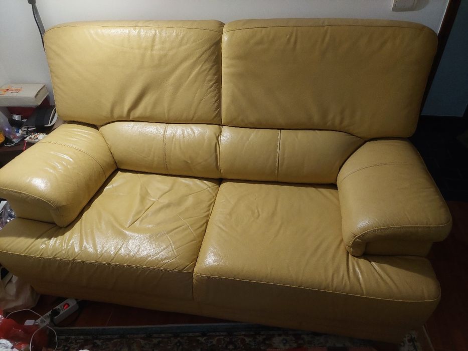 Sofá em pele bege, semi usado,em bom estado,motivo da venda emigrar.