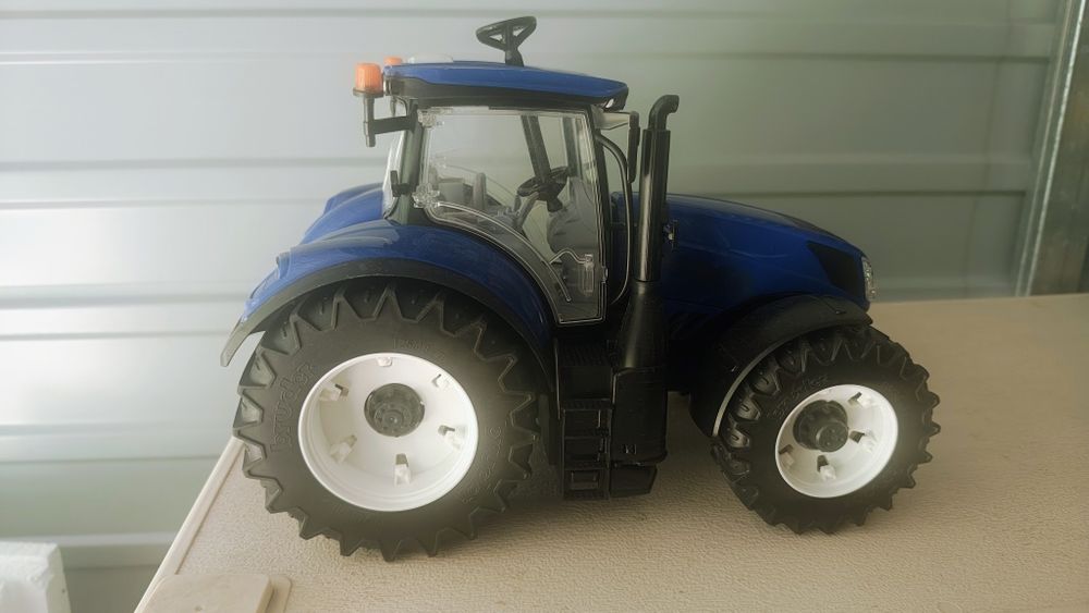 Bruder traktor new holland