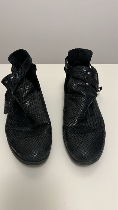 Czarne botki skóra węża 38