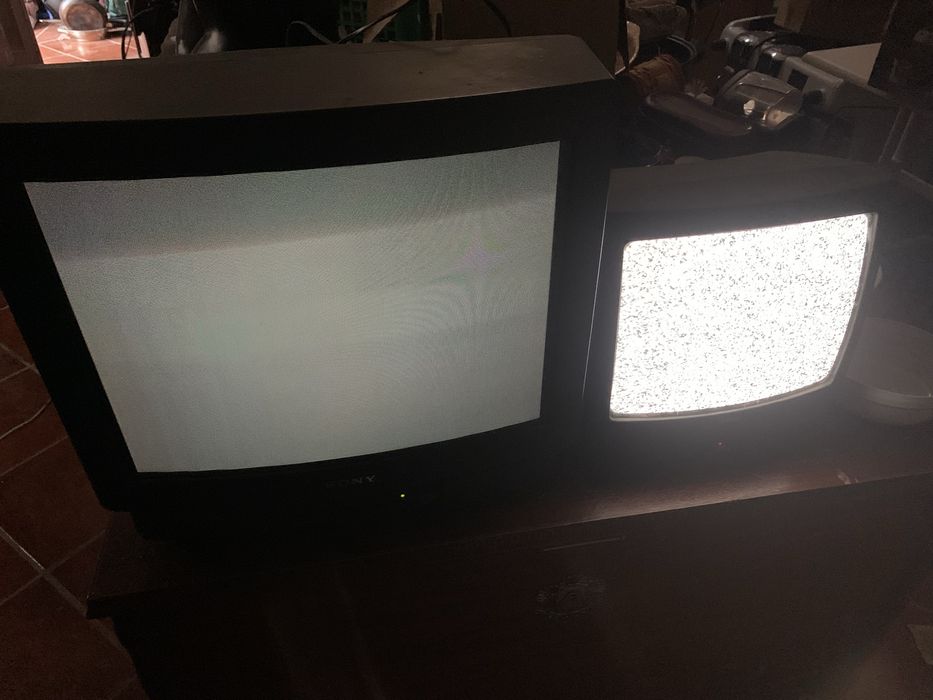 2 televisoes antigas a funcionar