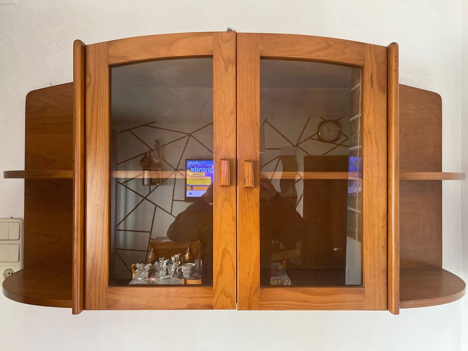 Cristaleira de madeira em ótimo estado