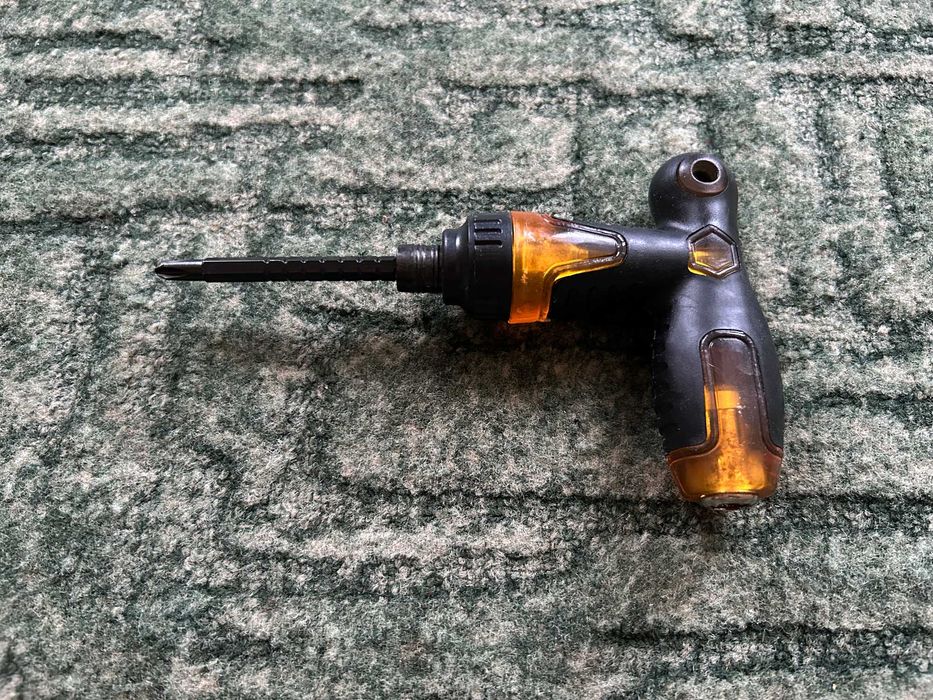 Реверсивная отвертка (двусторонняя бита)