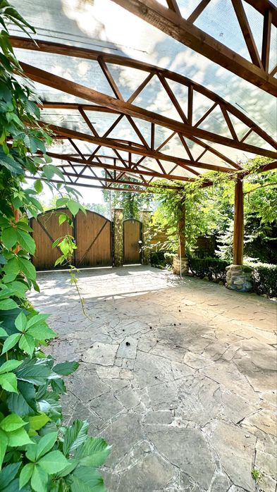 Продаж еко будинку з власним озером та соснами на території