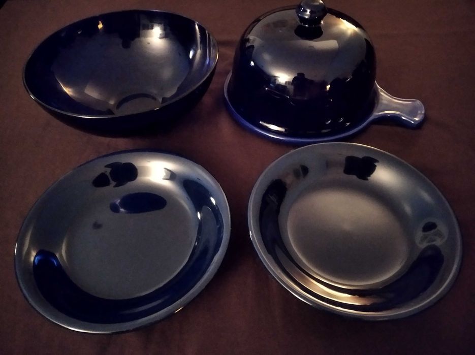 Queijeira, taça e pratos fundos azuis