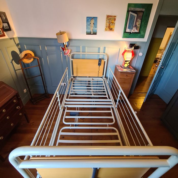 Cama Articulada Elétrica Invacare com Grades (Desmontada)