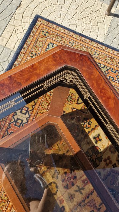 Mesa de centro em madeira maciça cerejeira com vidro no tampo com detalhes