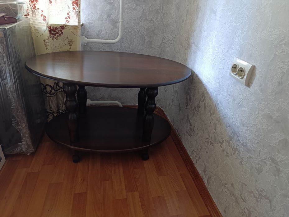 Журнальный деревянный столик на колесах