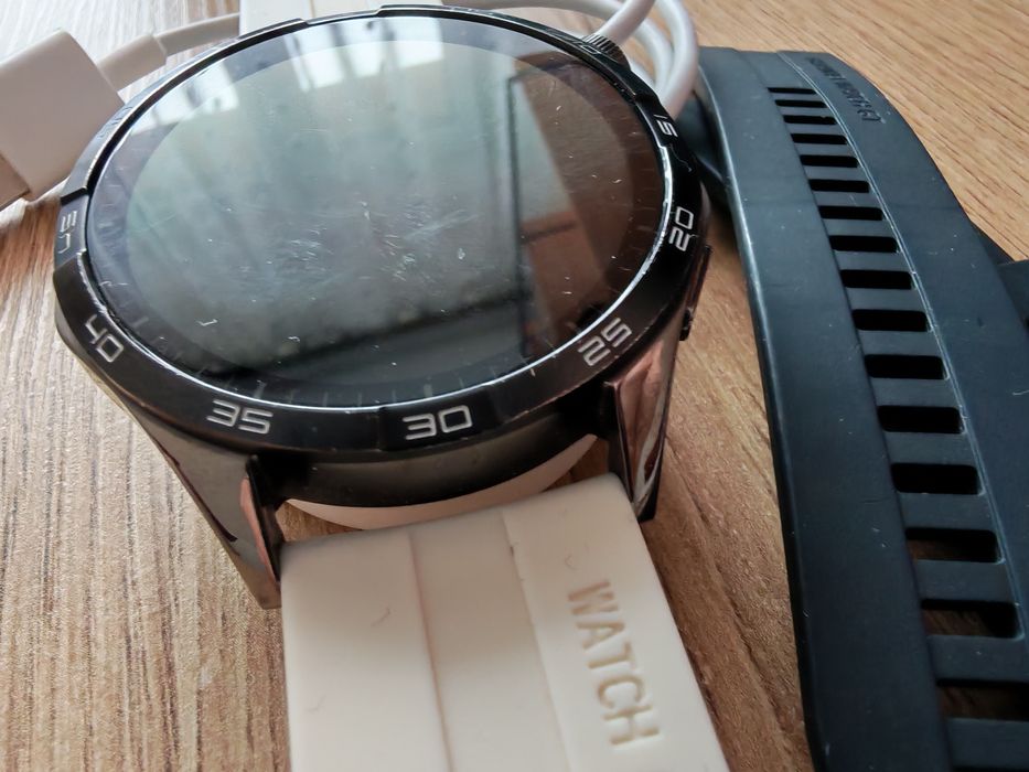 SmartWatch Huawei Watch GT 4 z ładowarką, 2 paski.