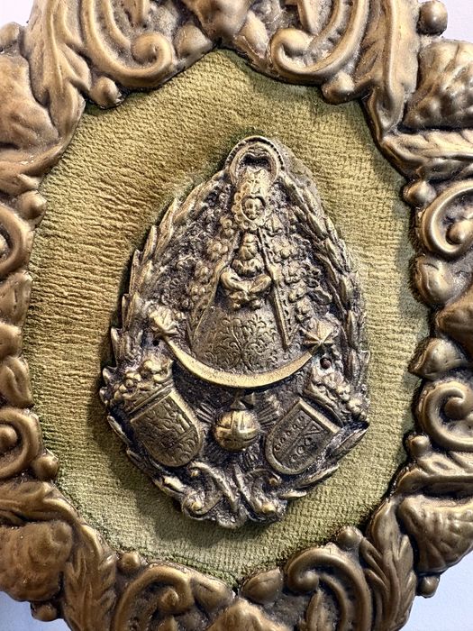 Belissimo antigo registo espanhol com a imagem da Nossa Senhora do Rocio em latão