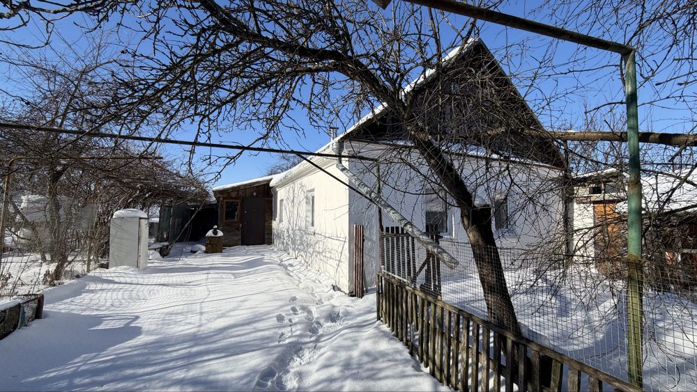 Продається житловий будинок з землею