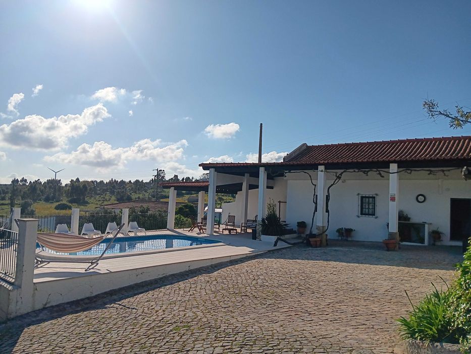 Espaço com piscina para festas