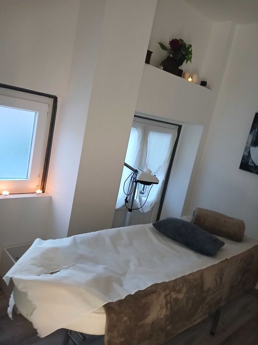 MASSAGENS PARA SENHORAS  Sou Massoterapeuta e realizo atendimentos exclusivamente para mulheres.  Massagem Relaxante, Terapêutica, Modeladora