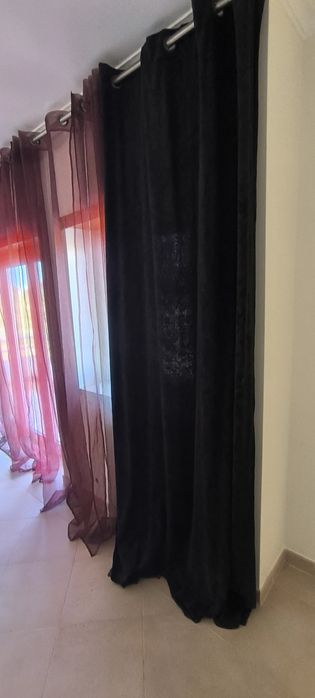 Cortinados pretos e vermelhos