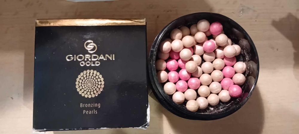 Puder brązujący w perełkach Giordani Gold z Oriflame!