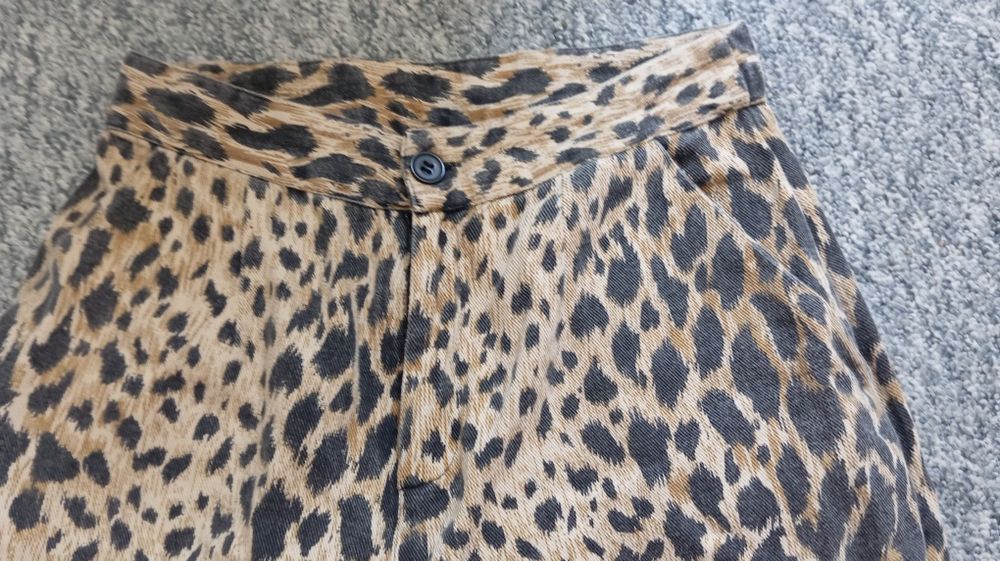 Джинси в трендовий принт