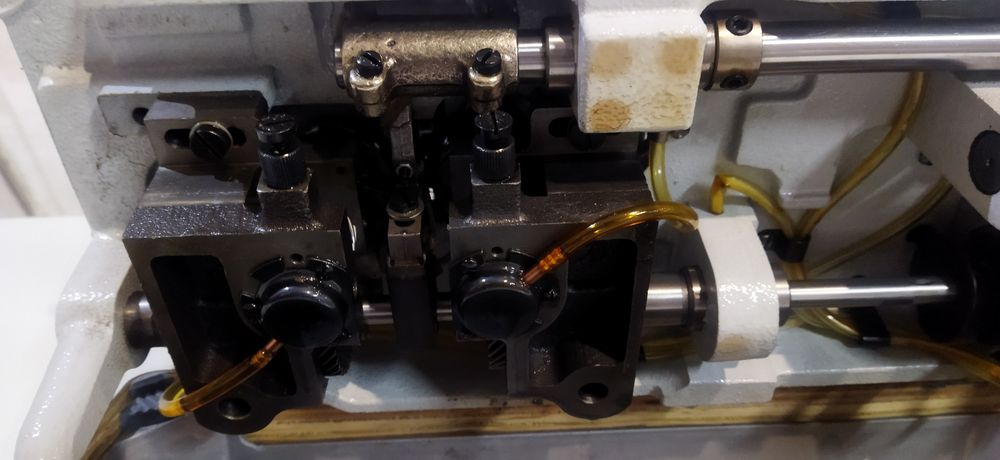 Máquina de costura triple arraste 2 agulhas.como nova.