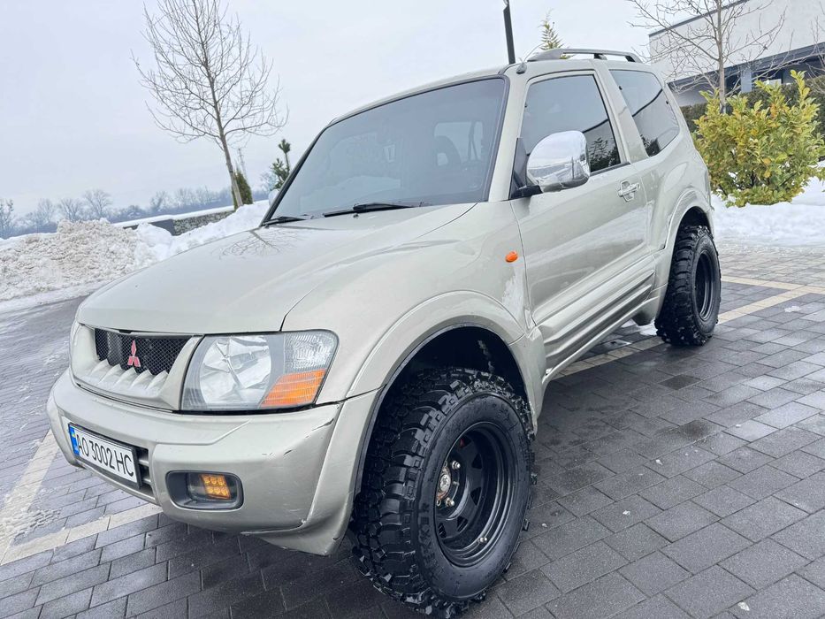 Продам Pajero 3 3.2 дизель на механічній апаратурі (ТНВД) з pajero 2.8 ,відреставровані форсунки.(замінені розпилювачі).замінений ланцюг ГРМ.замінені гальмівні диски та колодки (по колу) Коробка 5 ст. механіка,коротка база.повний привід працює на відмінно понижені.блокування все супер-є блокування заднього диференціала,двигун працює добре.не димить. ходова в нормі (замінені сайлентблоки перед і зад), полуосі (гранати) передні нові,зроблено розвал сходження,відреставрована турбіна. всі 4 нові болотні резини,є кондиціонер, рама жива (не гнила.без дирок)